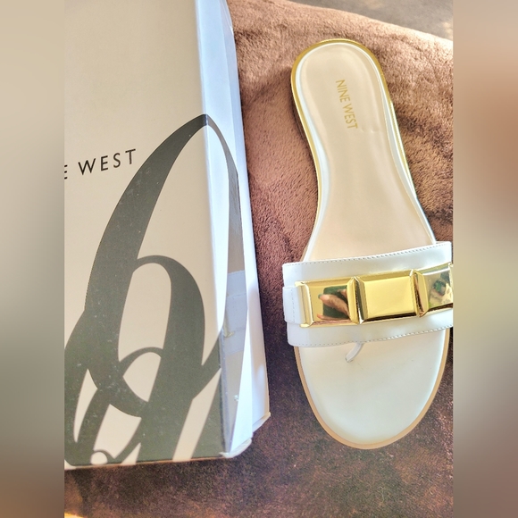 WHITE NINE WEST THONG SANDAL (SIZE 11) - Picture 2 of 5